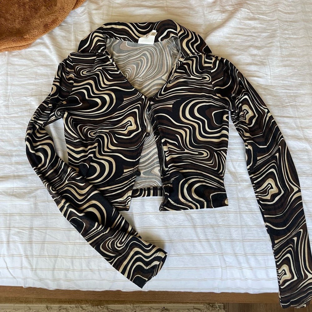 Groovy collared long sleeve crop